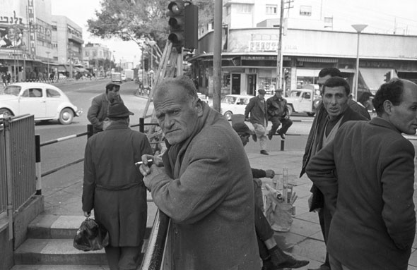 1967. פועלים ליד הכניסה למנהרות בכיכר מגן דוד 1967. פועלים ליד הכניסה למנהרות בכיכר מגן דוד
