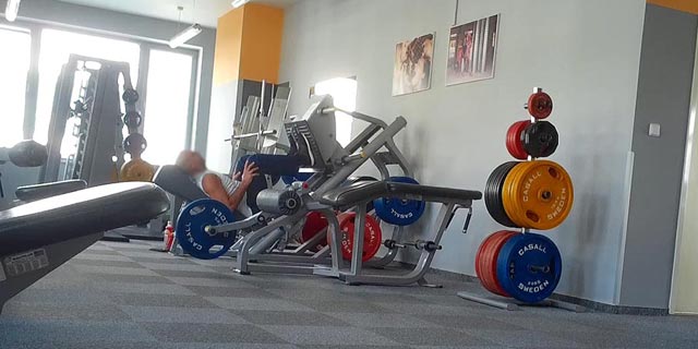 סירב להעיד בישראל בגלל בעיות גב, החוקרים צילמו אותו במכון כושר בחו"ל
