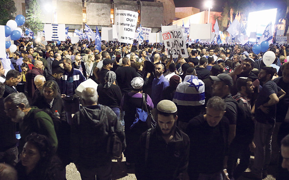 הפגנת תמיכה בראש הממשלה בנימין נתניהו בתל אביב הפגנת תמיכה בראש הממשלה בנימין נתניהו בתל אביב