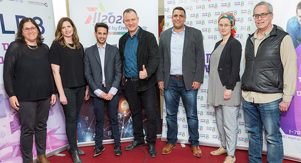 במרכז: אראל מרגלית, אביחי שטרן ראש עיריית קריית שמונה ואנשי משרד הכלכלה במרכז: אראל מרגלית, אביחי שטרן ראש עיריית קריית שמונה ואנשי משרד הכלכלה
