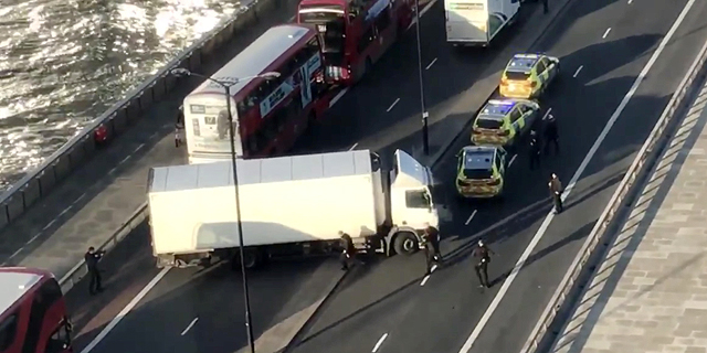 פיגוע בלב לונדון: שני בני אדם נרצחו, הדוקר נהרג