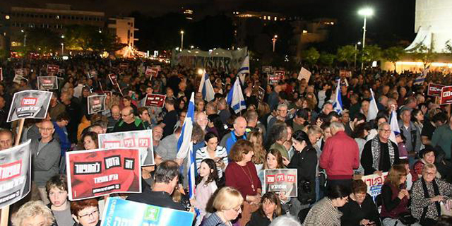 אלפים בהפגנה נגד נתניהו בת"א: "תתפטר"