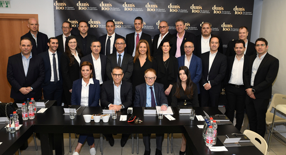 שורה ראשונה מימין לשמאל: רו"ח קובי שטיינמץ, רולנד עם־שלם, רו"ח ראובן אלמוג, עו"ד רם יולוס, עו"ד יובל נבות, אריאל שרייבר, עו"ד עופר אלבוים, עו"ד זיו שרון, עו"ד אלדר בן רובי; שורה שנייה מימין לשמאל: עו"ד אוהד בוגנים, עו"ד שמוליק הירשפלד, עו"ד גלעד ברון, רו"ח יגאל רופא, עו"ד אפרת רוסינסקי, עו"ד ענת אנג'ל טנא, עו"ד טל עצמון, עו"ד יוסי אלישע, עו"ד מרגלית־גולדקלנג־אפלבאום, עו"ד איתי ברכה, עו"ד דורון ברזילי; שורה שלישית מימין לשמאל: אפרת שגב, פרופ' דן ביין, ערן יעקב, עו"ד שירה שיין שורה ראשונה מימין לשמאל: רו"ח קובי שטיינמץ, רולנד עם־שלם, רו"ח ראובן אלמוג, עו"ד רם יולוס, עו"ד יובל נבות, אריאל שרייבר, עו"ד עופר אלבוים, עו"ד זיו שרון, עו"ד אלדר בן רובי; שורה שנייה מימין לשמאל: עו"ד אוהד בוגנים, עו"ד שמוליק הירשפלד, עו"ד גלעד ברון, רו"ח יגאל רופא, עו"ד אפרת רוסינסקי, עו"ד ענת אנג'ל טנא, עו"ד טל עצמון, עו"ד יוסי אלישע, עו"ד מרגלית־גולדקלנג־אפלבאום, עו"ד איתי ברכה, עו"ד דורון ברזילי; שורה שלישית מימין לשמאל: אפרת שגב, פרופ' דן ביין, ערן יעקב, עו"ד שירה שיין