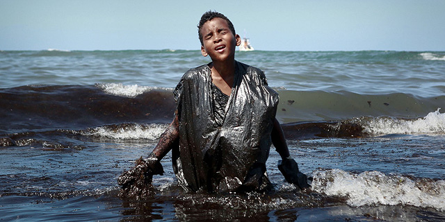 זיהום נפט בחוף ברזיל, צילום: AFP