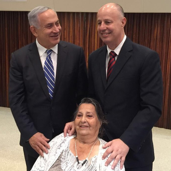 גאולה כהן עם בנה צחי הנגבי וראש הממשלה בנימין נתניהו גאולה כהן עם בנה צחי הנגבי וראש הממשלה בנימין נתניהו
