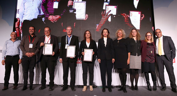מימין: אורן גרופי, הילה גרסטל, נעמה קאופמן־פס, שרון לנדסמן, גלית חמי, בלה אברהמס, שמעון לוי, עופר בלוך, עופר קרן ודניאל מרום מימין: אורן גרופי, הילה גרסטל, נעמה קאופמן־פס, שרון לנדסמן, גלית חמי, בלה אברהמס, שמעון לוי, עופר בלוך, עופר קרן ודניאל מרום