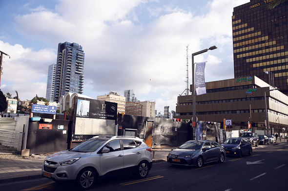 השלט של קבוצת חג'ג' בפתח מגרש החנייה של הפרוייקט במתחם סומייל בתל אביב השלט של קבוצת חג'ג' בפתח מגרש החנייה של הפרוייקט במתחם סומייל בתל אביב