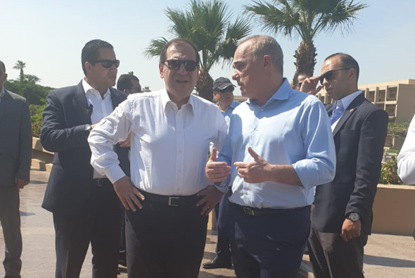 מימין: שר האנרגיה של מצרים טארק אל מולא ועמיתו הישראלי יובל שטייניץ מימין: שר האנרגיה של מצרים טארק אל מולא ועמיתו הישראלי יובל שטייניץ