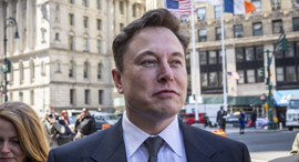 אלון מאסק מייסד ומנכ"ל טסלה בית משפט ניו יורק, צילום: בלומברג