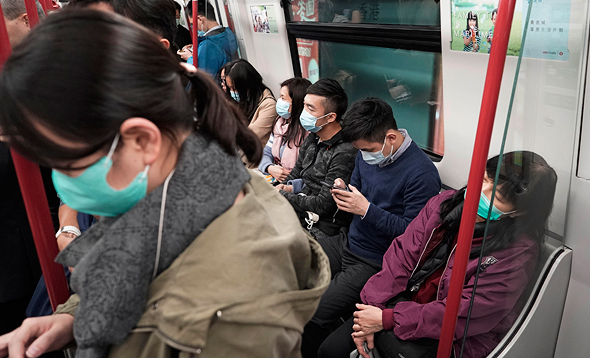 סיניים ברכבת עם מסיכות סיניים ברכבת עם מסיכות
