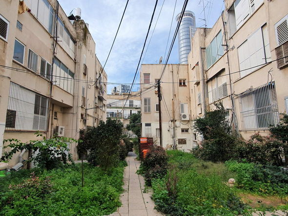 שני הבניינים שהריסתם מתעכבת, במתחם עלית, רמת גן שני הבניינים שהריסתם מתעכבת, במתחם עלית, רמת גן