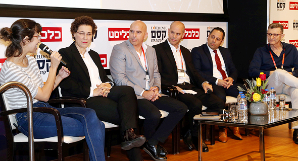 מימין רונן מנחם, משה אלמוג, דן אליס, אריאל כהן, רבקה אלגריסי והמנחה רחלי בינדמן מימין רונן מנחם, משה אלמוג, דן אליס, אריאל כהן, רבקה אלגריסי והמנחה רחלי בינדמן