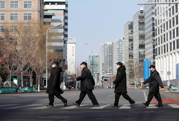 אנשי ביטחון צועדים במרכז הפיננסי של בייג'ינג אנשי ביטחון צועדים במרכז הפיננסי של בייג'ינג