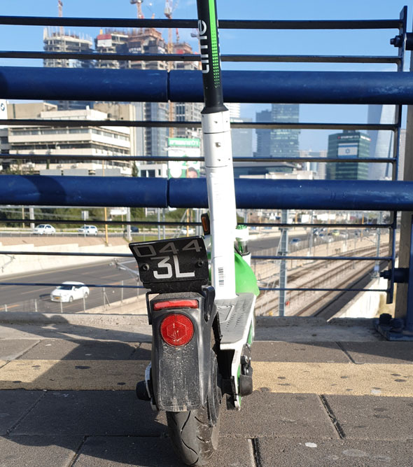 לוחית הזיהוי כופפה לוחית הזיהוי כופפה