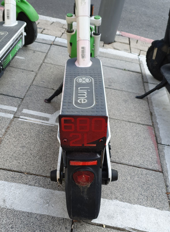 קורקינטים. לוחית הזיהוי נצבעה קורקינטים. לוחית הזיהוי נצבעה