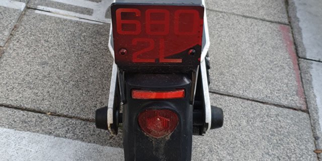 כך מתחמקים רוכבי הקורקינטים בת"א מהקנסות