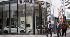 אולם תצוגה של טסלה ב סין Guangdong Province, צילום: אי פי איי