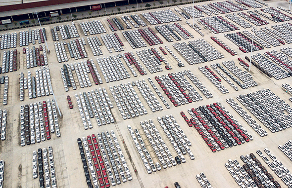 מגרש החניה במפעל משותף של GM ושותפה סינית מקומית בעיר ליוז'ו, בסין. כבר עכשיו נוצרים מחסורים