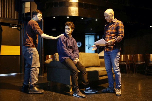 דרור קרן (מימין), אלון סנדלר וגלעד קמחי בחזרות. "כל אחד פותח את הסיפורים האישיים שלו", צילום: אוראל כהן