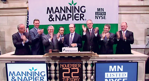 אנשי מאנינג אנד נפייר פותחים את המסחר בוול סטריט, בנובמבר 2011