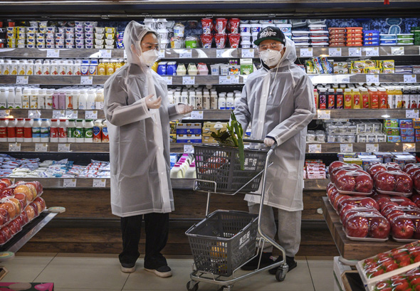  אזרחים עם מסיכות בסופרמרקט בסין, צילום: גטי אימג