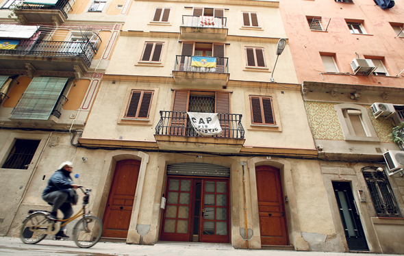 שלטים נגד דירות Airbnb בברצלונה שלטים נגד דירות Airbnb בברצלונה