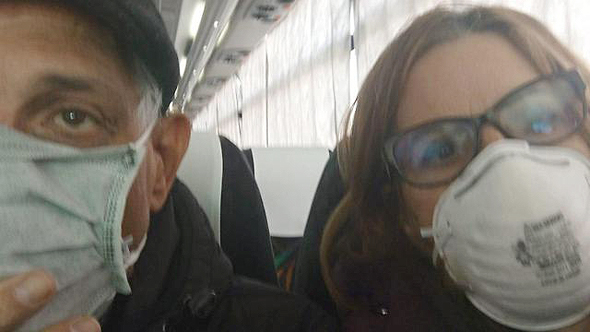 עדנה והנרי בן שבת על האוטובוס בדרך למלון בטוקיו, לאחר שיצאו מספינת הקורונה עדנה והנרי בן שבת על האוטובוס בדרך למלון בטוקיו, לאחר שיצאו מספינת הקורונה