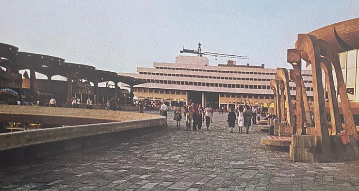הכיכר ידעה ימים יפים, אבל מעט כאלו הכיכר ידעה ימים יפים, אבל מעט כאלו