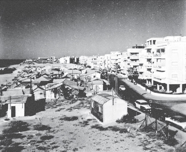מחנה פליטים על חוף הים | מבט מדרום על שכונת מחלול - היום כיכר אתרים וחוף גורדון מחנה פליטים על חוף הים | מבט מדרום על שכונת מחלול - היום כיכר אתרים וחוף גורדון