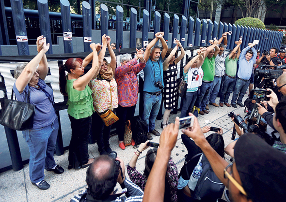 אקטיביסטים ועיתונאים מקסיקניים מפגינים נגד NSO, צילום: רויטרס