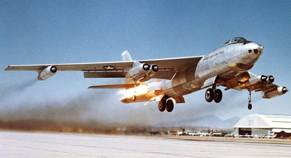 B47 ממריא. שימו לב לגלגלים B47 ממריא. שימו לב לגלגלים