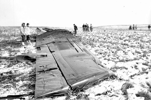 הריסות B47 שהתרסק בשטח פתוח הריסות B47 שהתרסק בשטח פתוח