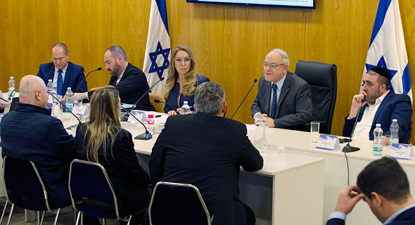 ועדת הבחירות המרכזית: שני מימין השופט ניל הנדל והמנכ"לית אורלי עדס ועדת הבחירות המרכזית: שני מימין השופט ניל הנדל והמנכ"לית אורלי עדס
