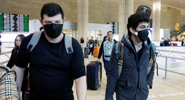 נוסעים בנתב"ג מתגוננים בפני הקורונה נוסעים בנתב"ג מתגוננים בפני הקורונה
