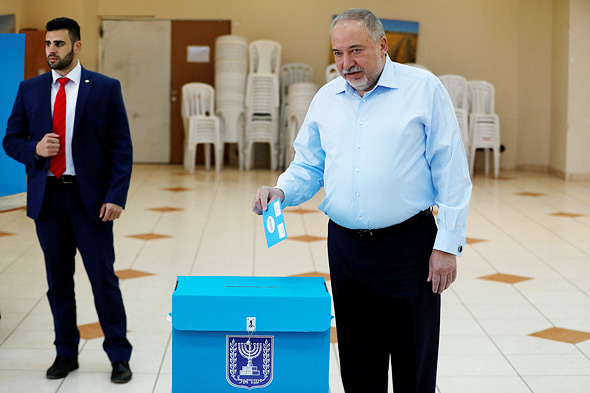 אביגדור ליברמן בקלפי אביגדור ליברמן בקלפי