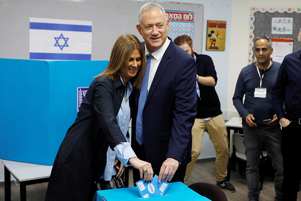 בני גנץ יו"ר כחול לבן ואשתו מצביעים בחירות 2020, צילום: רויטרס