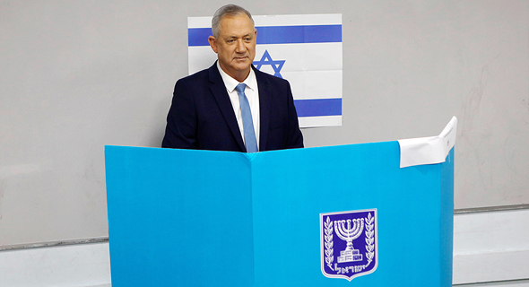 בני גנץ יו"ר כחול לבן מצביעה בחירות 2020, צילום: רויטרס