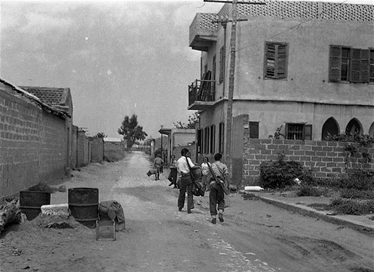חיילים מתהלכים בכפר הנטוש לאחר כיבושו חיילים מתהלכים בכפר הנטוש לאחר כיבושו