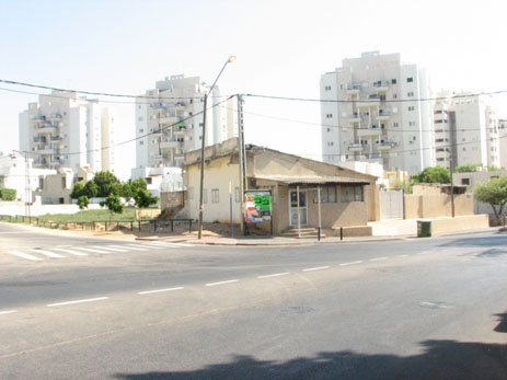 בית הקפה של משפחת אלחותרי, כיום גרה בו משפחה ישראלית בית הקפה של משפחת אלחותרי, כיום גרה בו משפחה ישראלית
