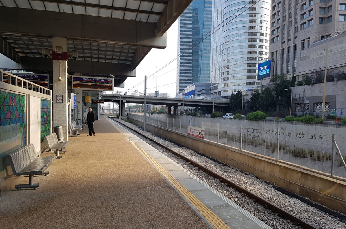 רציף רכבת ריק, הבוקר בתל אביב רציף רכבת ריק, הבוקר בתל אביב