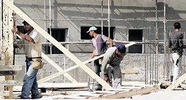 פועלי בניין פלסטינים. מספר הפועלים ירד משמעותית פועלי בניין פלסטינים. מספר הפועלים ירד משמעותית