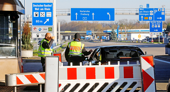 חסימת כבישים בגבול גרמניה שוויץ , צילום: רויטרס