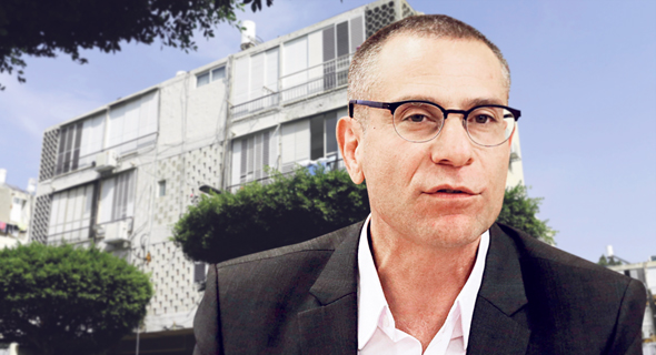 ראש רשות המסים ערן יעקב. ברקע בניין מגורים ישן ראש רשות המסים ערן יעקב. ברקע בניין מגורים ישן