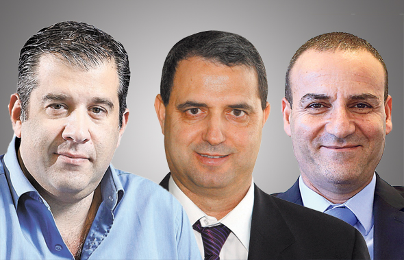 מימין: שי דהן, מנכ"ל אלדן, אלי אלעזרא, בעל השליטה באלבר ואסי שמלצר, יו"ר ומבעלי שלמה החזקות מימין: שי דהן, מנכ"ל אלדן, אלי אלעזרא, בעל השליטה באלבר ואסי שמלצר, יו"ר ומבעלי שלמה החזקות