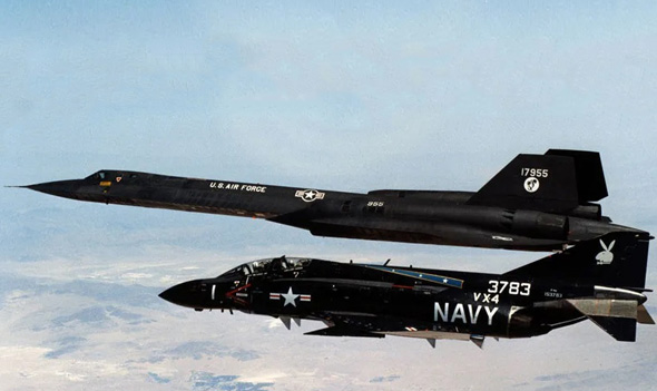 F4 פאנטום ו-SR71 ציפור שחורה, טסים במבנה. מרפי עיצב את מערכות המילוט בשניהם F4 פאנטום ו-SR71 ציפור שחורה, טסים במבנה. מרפי עיצב את מערכות המילוט בשניהם