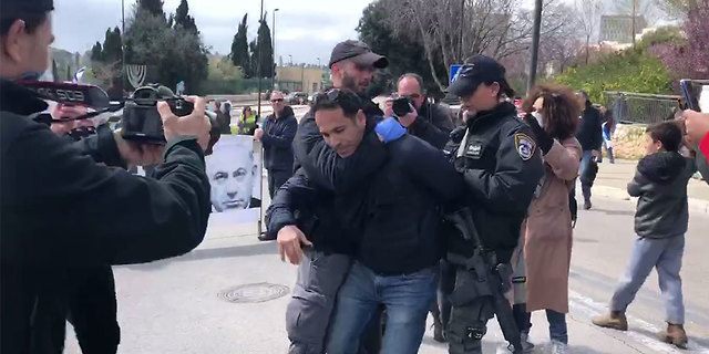 עצורים בהפגנה מול הכנסת: "מפרים צו משרד בריאות"