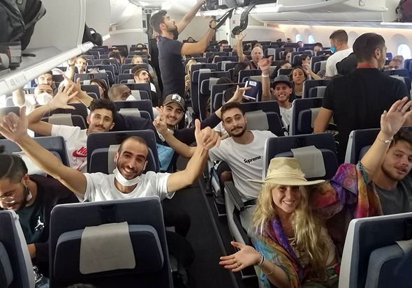 מטיילים ישראלים מפרו ב"טיסת החילוץ" של אל על מטיילים ישראלים מפרו ב"טיסת החילוץ" של אל על