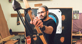 מוסף  שבועי 2.4.20 משוגעים לדבר דור דוייב יצרן קשתות , צילום: תומי הרפז