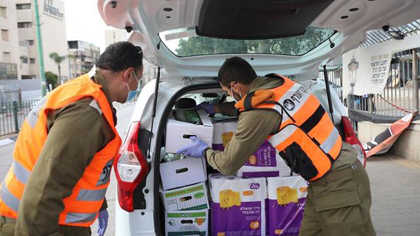 חיילים מחלקים מזון בבני ברק חיילים מחלקים מזון בבני ברק