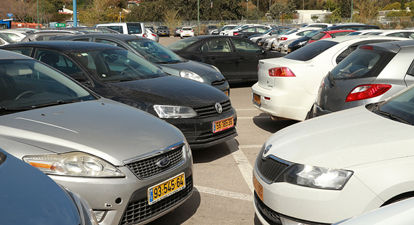 רכבי חברה בחניון. רק חברות מעטות מציעות לעובדיהן את האפשרות לוותר על הרכב - ועל שווי השימוש - למשך החודש הקרוב רכבי חברה בחניון. רק חברות מעטות מציעות לעובדיהן את האפשרות לוותר על הרכב - ועל שווי השימוש - למשך החודש הקרוב